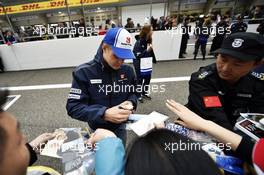 Marcus Ericsson (SWE) Sauber F1 Team signs autographs for the fans. 09.04.2015. Formula 1 World Championship, Rd 3, Chinese Grand Prix, Shanghai, China, Preparation Day.