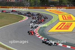 Nico Rosberg (GER) Mercedes AMG F1 W06 leads at the start of the race. 10.05.2015. Formula 1 World Championship, Rd 5, Spanish Grand Prix, Barcelona, Spain, Race Day.