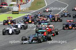 Nico Rosberg (GER) Mercedes AMG F1 W06 leads at the start of the race. 10.05.2015. Formula 1 World Championship, Rd 5, Spanish Grand Prix, Barcelona, Spain, Race Day.