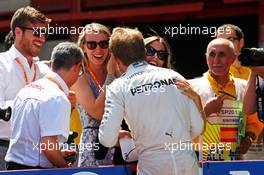 Nico Rosberg (GER) Mercedes AMG F1 celebrates his pole position with wife Vivian Rosberg (GER) in parc ferme. 09.05.2015. Formula 1 World Championship, Rd 5, Spanish Grand Prix, Barcelona, Spain, Qualifying Day.