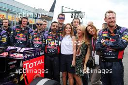 (L to R): Former Spice Girls Geri Halliwell (GBR) Singer; Emma Bunton (GBR) Singer; and Melanie Chisholm (GBR) Singer, with Red Bull Racing on the grid. 05.07.2015. Formula 1 World Championship, Rd 9, British Grand Prix, Silverstone, England, Race Day.