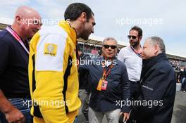 (L to R): Cyril Abiteboul (FRA) Renault Sport F1 Managing Director with Sir Martin Sorrell (GBR) WPP CEO and Jean Todt (FRA) FIA President on the grid. 05.07.2015. Formula 1 World Championship, Rd 9, British Grand Prix, Silverstone, England, Race Day.