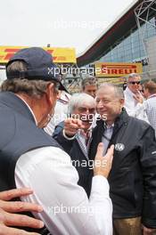 (L to R): Nigel Mansell (GBR) with Bernie Ecclestone (GBR) and Jean Todt (FRA) FIA President on the grid. 05.07.2015. Formula 1 World Championship, Rd 9, British Grand Prix, Silverstone, England, Race Day.