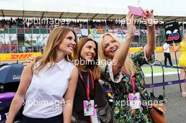 (L to R): Former Spice Girls Geri Halliwell (GBR) Singe; Melanie Chisholm (GBR) Singer; and Emma Bunton (GBR) Singer on the grid. 05.07.2015. Formula 1 World Championship, Rd 9, British Grand Prix, Silverstone, England, Race Day.