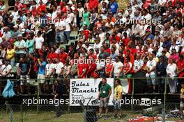 Fans observe the pre-race tribute to Jules Bianchi. 26.07.2015. Formula 1 World Championship, Rd 10, Hungarian Grand Prix, Budapest, Hungary, Race Day.
