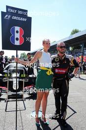 The grid girl for Romain Grosjean (FRA) Lotus F1 E23 and a mechanic. 06.09.2015. Formula 1 World Championship, Rd 12, Italian Grand Prix, Monza, Italy, Race Day.