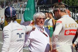 (L to R): Felipe Massa (BRA) Williams with Bernie Ecclestone (GBR) and Romain Grosjean (FRA) Lotus F1 Team on the grid. 06.09.2015. Formula 1 World Championship, Rd 12, Italian Grand Prix, Monza, Italy, Race Day.