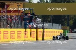 Race winner Lewis Hamilton (GBR) Mercedes AMG F1 W06 takes the chequered flag at the end of the race. 06.09.2015. Formula 1 World Championship, Rd 12, Italian Grand Prix, Monza, Italy, Race Day.