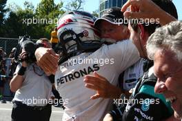 Race winner Lewis Hamilton (GBR) Mercedes AMG F1 celebrates with the team in parc ferme. 06.09.2015. Formula 1 World Championship, Rd 12, Italian Grand Prix, Monza, Italy, Race Day.