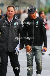 (L to R): Ron Meadows (GBR) Mercedes GP Team Manager with Lewis Hamilton (GBR) Mercedes AMG F1. 25.09.2015. Formula 1 World Championship, Rd 14, Japanese Grand Prix, Suzuka, Japan, Practice Day.