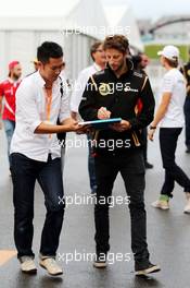 Romain Grosjean (FRA) Lotus F1 Team signs autographs for the fans. 25.09.2015. Formula 1 World Championship, Rd 14, Japanese Grand Prix, Suzuka, Japan, Practice Day.