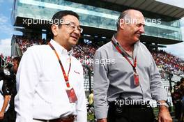 (L to R): Takahiro Hachigo (JPN) Honda CEO with Ron Dennis (GBR) McLaren Executive Chairman on the grid. 27.09.2015. Formula 1 World Championship, Rd 14, Japanese Grand Prix, Suzuka, Japan, Race Day.
