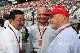 (L to R): Takahiro Hachigo (JPN) Honda CEO with Ron Dennis (GBR) McLaren Executive Chairman and Niki Lauda (AUT) Mercedes Non-Executive Chairman on the grid. 27.09.2015. Formula 1 World Championship, Rd 14, Japanese Grand Prix, Suzuka, Japan, Race Day.
