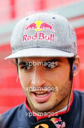 Carlos Sainz Jr (ESP) Scuderia Toro Rosso on the grid. 27.09.2015. Formula 1 World Championship, Rd 14, Japanese Grand Prix, Suzuka, Japan, Race Day.