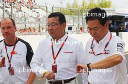 Takahiro Hachigo (JPN) Honda CEO (Centre) with Yasuhisa Arai (JPN) Honda Motorsport Chief Officer (Right). 27.09.2015. Formula 1 World Championship, Rd 14, Japanese Grand Prix, Suzuka, Japan, Race Day.