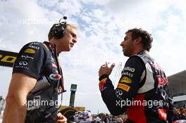 Daniel Ricciardo (AUS) Red Bull Racing with Stuart Smith (AUS) Red Bull Racing Physio on the grid. 27.09.2015. Formula 1 World Championship, Rd 14, Japanese Grand Prix, Suzuka, Japan, Race Day.