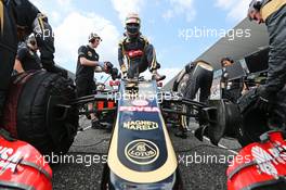Pastor Maldonado (VEN) Lotus F1 E23 on the grid. 27.09.2015. Formula 1 World Championship, Rd 14, Japanese Grand Prix, Suzuka, Japan, Race Day.