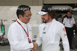 (L to R): Takahiro Hachigo (JPN) Honda CEO with Fernando Alonso (ESP) McLaren. 27.09.2015. Formula 1 World Championship, Rd 14, Japanese Grand Prix, Suzuka, Japan, Race Day.