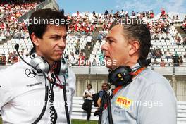 (L to R): Toto Wolff (GER) Mercedes AMG F1 Shareholder and Executive Director with Mario Isola (ITA) Pirelli Racing Manager on the grid. 27.09.2015. Formula 1 World Championship, Rd 14, Japanese Grand Prix, Suzuka, Japan, Race Day.