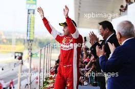Sebastian Vettel (GER) Ferrari celebrates his third position on the podium. 27.09.2015. Formula 1 World Championship, Rd 14, Japanese Grand Prix, Suzuka, Japan, Race Day.