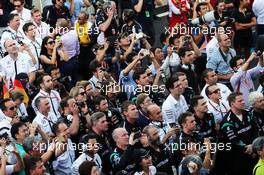 The teams at the podium. 27.09.2015. Formula 1 World Championship, Rd 14, Japanese Grand Prix, Suzuka, Japan, Race Day.