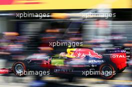 Daniil Kvyat (RUS) Red Bull Racing RB11 makes a pit stop. 27.09.2015. Formula 1 World Championship, Rd 14, Japanese Grand Prix, Suzuka, Japan, Race Day.