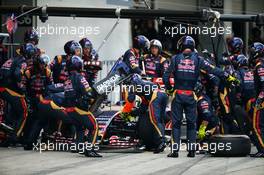 Carlos Sainz Jr (ESP) Scuderia Toro Rosso STR10 makes a pit stop and has a front wing change. 27.09.2015. Formula 1 World Championship, Rd 14, Japanese Grand Prix, Suzuka, Japan, Race Day.