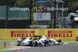 Nico Rosberg (GER) Mercedes AMG F1 W06 and Valtteri Bottas (FIN) Williams FW37 battle for position. 27.09.2015. Formula 1 World Championship, Rd 14, Japanese Grand Prix, Suzuka, Japan, Race Day.