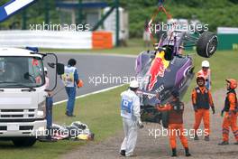The Red Bull Racing RB11 of Daniil Kvyat (RUS) is removed by marshalls after he crashed in qualifying. 26.09.2015. Formula 1 World Championship, Rd 14, Japanese Grand Prix, Suzuka, Japan, Qualifying Day.
