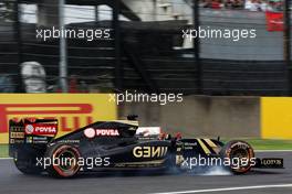 Romain Grosjean (FRA) Lotus F1 E23 locks up under braking. 26.09.2015. Formula 1 World Championship, Rd 14, Japanese Grand Prix, Suzuka, Japan, Qualifying Day.