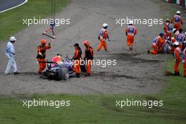 The Red Bull Racing RB11 of Daniil Kvyat (RUS) is removed by marshalls after he crashed in qualifying. 26.09.2015. Formula 1 World Championship, Rd 14, Japanese Grand Prix, Suzuka, Japan, Qualifying Day.