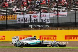Lewis Hamilton (GBR) Mercedes AMG F1 W06 passes banners of support. 26.09.2015. Formula 1 World Championship, Rd 14, Japanese Grand Prix, Suzuka, Japan, Qualifying Day.