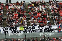 Fans in the grandstand and a banner for Felipe Massa (BRA) Williams. 26.09.2015. Formula 1 World Championship, Rd 14, Japanese Grand Prix, Suzuka, Japan, Qualifying Day.