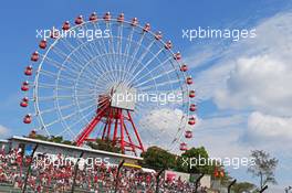 Fans in the grandstand and the big wheel. 27.09.2015. Formula 1 World Championship, Rd 14, Japanese Grand Prix, Suzuka, Japan, Race Day.