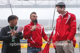 Will Stevens (GBR) Manor Marussia F1 Team and Alexander Rossi (USA) Manor Marussia F1 Team with the fans. 24.09.2015. Formula 1 World Championship, Rd 14, Japanese Grand Prix, Suzuka, Japan, Preparation Day.