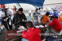 (L to R): Will Stevens (GBR) Manor Marussia F1 Team and team mate Alexander Rossi (USA) Manor Marussia F1 Team sign autographs for the fans. 24.09.2015. Formula 1 World Championship, Rd 14, Japanese Grand Prix, Suzuka, Japan, Preparation Day.