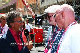 (L to R): Eddie Jordan (IRE) BBC Television Pundit with Chris Evans (GBR) Broadcaster and Sir Tom Hunter (GBR) Businessman on the grid. 24.05.2015. Formula 1 World Championship, Rd 6, Monaco Grand Prix, Monte Carlo, Monaco, Race Day.