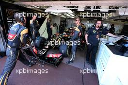 Romain Grosjean (FRA), Lotus F1 Team and Julien Simon-Chautemps (FRA), Romain Grosjean race engineer, Lotus F1 Team   24.05.2015. Formula 1 World Championship, Rd 6, Monaco Grand Prix, Monte Carlo, Monaco, Race Day.