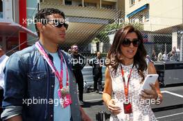 Fabiana Flosi (BRA), wife of Bernie Ecclestone (GBR) on the grid with Thiago Silva (BRA) Footballer. 24.05.2015. Formula 1 World Championship, Rd 6, Monaco Grand Prix, Monte Carlo, Monaco, Race Day.