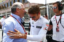(L to R): Ron Dennis (GBR) McLaren Executive Chairman with Jenson Button (GBR) McLaren and Mike Collier (GBR) Personal Trainer of Jenson Button (GBR) McLaren on the grid. 24.05.2015. Formula 1 World Championship, Rd 6, Monaco Grand Prix, Monte Carlo, Monaco, Race Day.