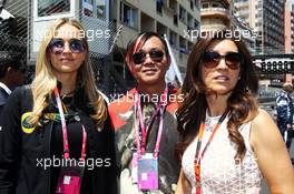 Fabiana Flosi (BRA), wife of Bernie Ecclestone (GBR) (Right) with Carmen Jorda (ESP) Lotus F1 Team Development Driver (Left) on the grid. 24.05.2015. Formula 1 World Championship, Rd 6, Monaco Grand Prix, Monte Carlo, Monaco, Race Day.