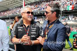 Dr. Vijay Mallya (IND) Sahara Force India F1 Team Owner with Carlos Slim Domit (MEX) Chairman of America Movil on the grid. 01.11.2015. Formula 1 World Championship, Rd 17, Mexican Grand Prix, Mexixo City, Mexico, Race Day.