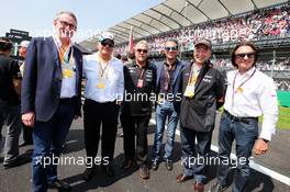 Dr. Vijay Mallya (IND) Sahara Force India F1 Team Owner with Carlos Slim Domit (MEX) Chairman of America Movil, an NEC guest, guests, and Emerson Fittipaldi (BRA), on the grid. 01.11.2015. Formula 1 World Championship, Rd 17, Mexican Grand Prix, Mexixo City, Mexico, Race Day.