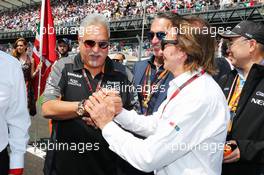 Dr. Vijay Mallya (IND) Sahara Force India F1 Team Owner with Emerson Fittipaldi (BRA) and Carlos Slim Domit (MEX) Chairman of America Movil on the grid. 01.11.2015. Formula 1 World Championship, Rd 17, Mexican Grand Prix, Mexixo City, Mexico, Race Day.