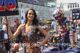 Grid girl for Daniil Kvyat (RUS) Red Bull Racing RB11. 01.11.2015. Formula 1 World Championship, Rd 17, Mexican Grand Prix, Mexixo City, Mexico, Race Day.