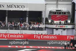 Russell Batchelor (GBR) XPB Images Photographer runs to the podium. 01.11.2015. Formula 1 World Championship, Rd 17, Mexican Grand Prix, Mexixo City, Mexico, Race Day.