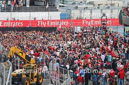 Fans at the podium. 01.11.2015. Formula 1 World Championship, Rd 17, Mexican Grand Prix, Mexixo City, Mexico, Race Day.