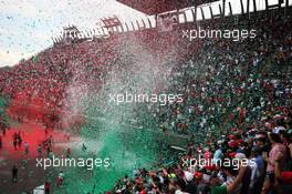Ticker tape covers fans in the grandstand as the podium takes place. 01.11.2015. Formula 1 World Championship, Rd 17, Mexican Grand Prix, Mexixo City, Mexico, Race Day.