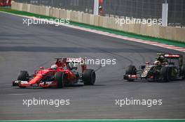 Sebastian Vettel (GER) Ferrari SF15-T and Pastor Maldonado (VEN) Lotus F1 E23 battle for position. 01.11.2015. Formula 1 World Championship, Rd 17, Mexican Grand Prix, Mexixo City, Mexico, Race Day.