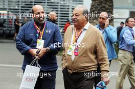 Carlos Slim (MEX) Business Magnate (Right). 31.10.2015. Formula 1 World Championship, Rd 17, Mexican Grand Prix, Mexixo City, Mexico, Qualifying Day.